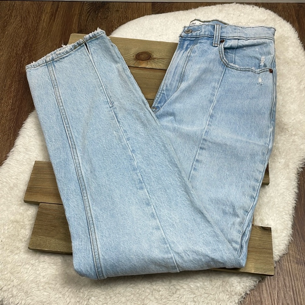 Abercrombie & Fitch Curve Love 90s Slim Straight Ultra High Rise Jeans Vent‎ Hem